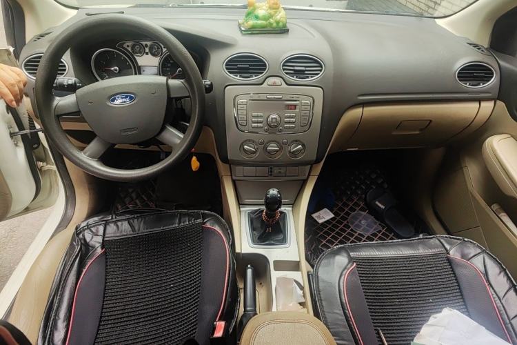 Used Ford Focus 2012 Sedan Classic 1.8L Manual Base Model Center Console