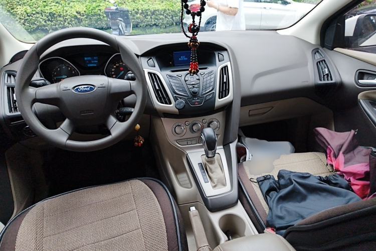 Used Ford Focus 2012 Sedan 1.6L Automatic Fashion Edition Center Console