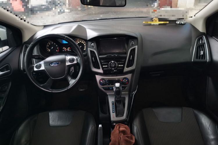 Used Ford Focus 2012 Sedan 1.6L Automatic Fashion Edition Center Console