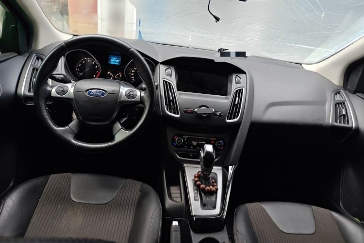 Used Ford Focus 2012 Sedan 1.6L Automatic Fashion Edition Center Console