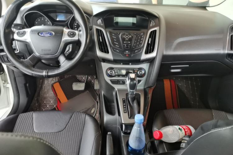 Used Ford Focus 2012 Sedan 1.6L Automatic Fashion Edition Center Console