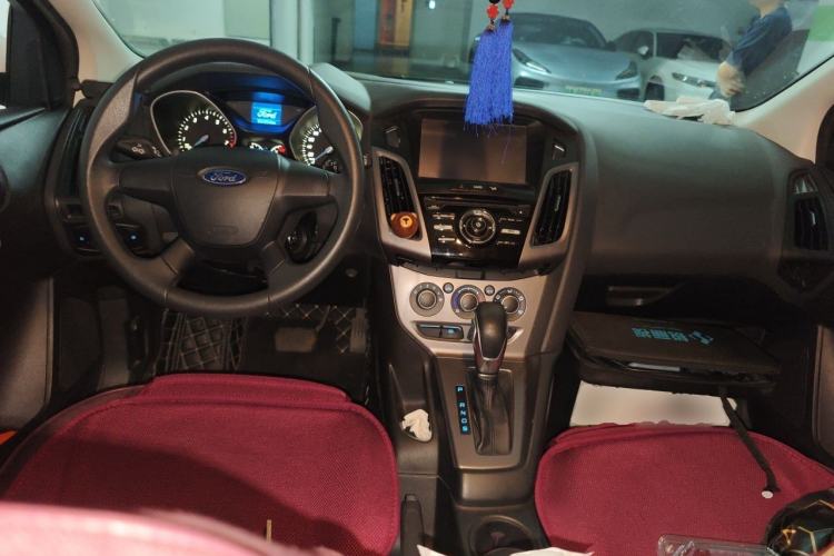 Used Ford Focus 2012 Hatchback 1.6L Automatic Fashion Edition Center Console