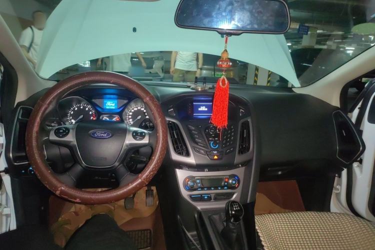 Used Ford Focus 2012 Sedan 1.6L Manual Fashion Edition Center Console