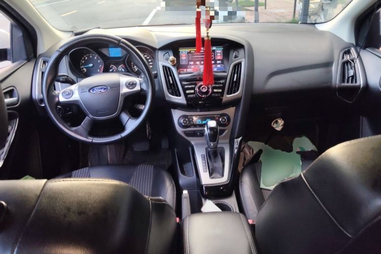 Used Ford Focus 2012 Sedan 1.6L Automatic Fashion Edition Center Console