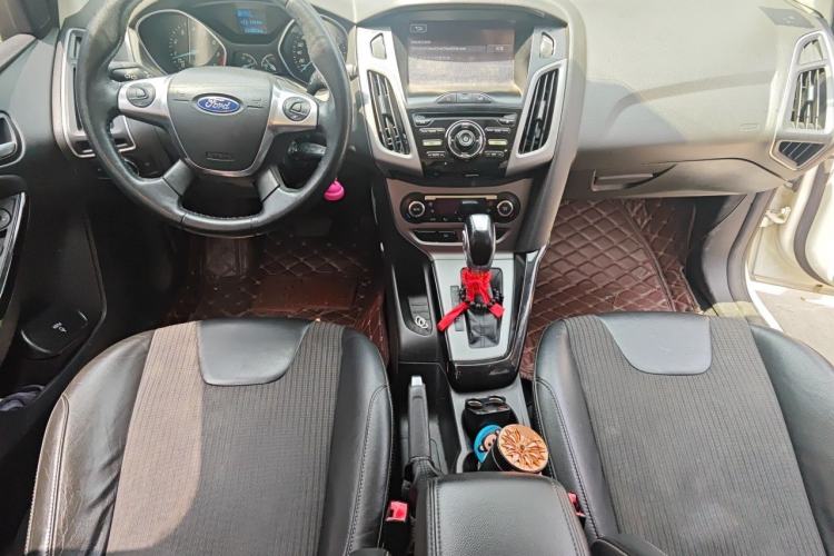 Used Ford Focus 2012 Hatchback 1.6L Automatic Fashion Edition Center Console