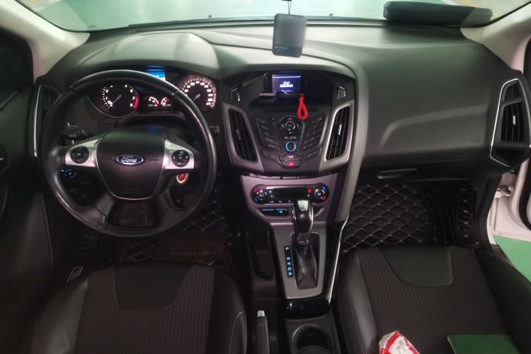Used Ford Focus 2012 Sedan 1.6L Automatic Fashion Edition Center Console