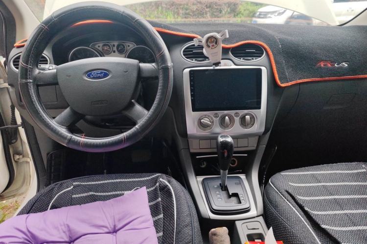 Used Ford Focus 2012 Hatchback Classic 1.8L Automatic Base Model Center Console
