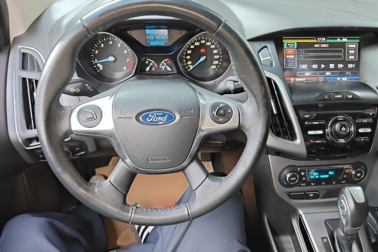 Used Ford Focus 2012 Sedan 1.6L Automatic Fashion Edition Center Console