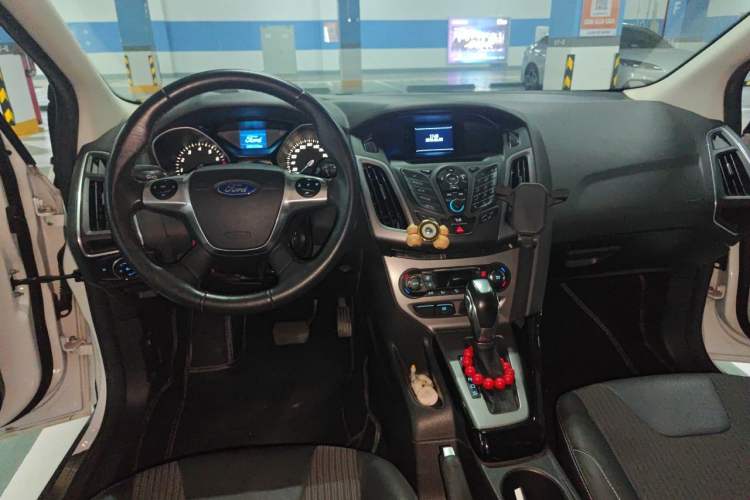 Used Ford Focus 2012 Sedan 1.6L Automatic Fashion Edition Center Console