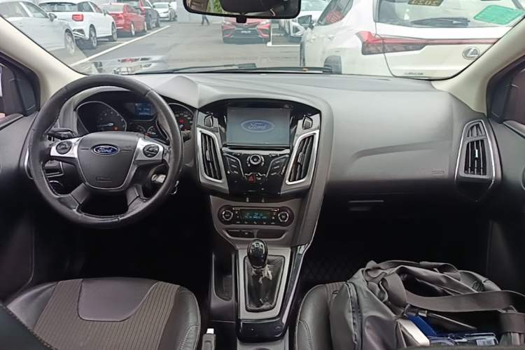 Used Ford Focus 2012 Sedan 1.6L Manual Fashion Edition Center Console
