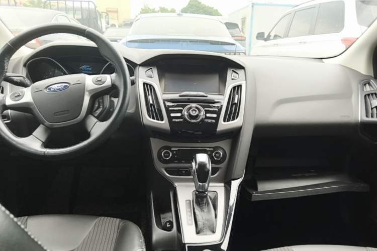 Used Ford Focus 2012 Sedan 1.6L Automatic Fashion Edition Center Console