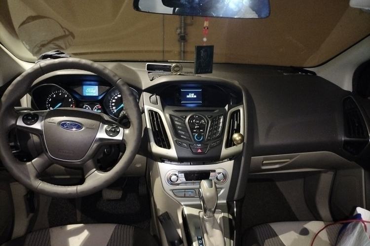 Used Ford Focus 2012 Hatchback 1.6L Automatic Fashion Edition Center Console