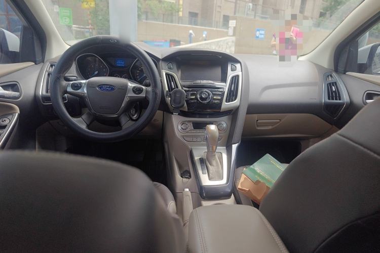 Used Ford Focus 2012 Hatchback 1.6L Automatic Fashion Edition Center Console
