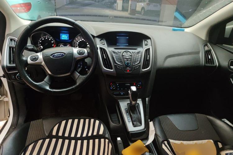 Used Ford Focus 2012 Hatchback 1.6L Automatic Fashion Edition Center Console
