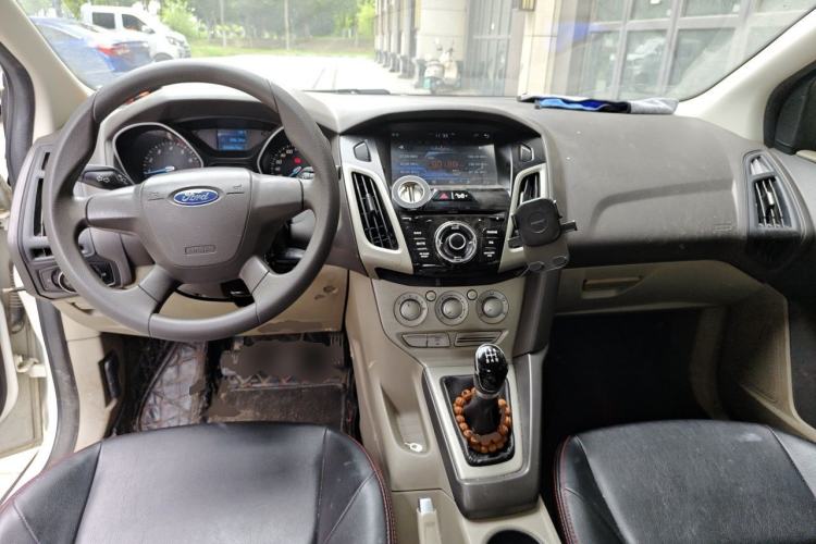 Used Ford Focus 2012 Sedan 1.6L Manual Comfort Model Center Console