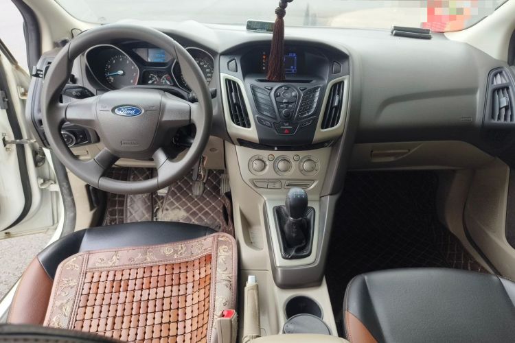 Used Ford Focus 2012 Sedan 1.6L Manual Comfort Model Center Console