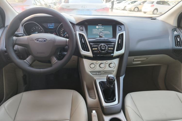 Used Ford Focus 2012 Sedan 1.6L Manual Comfort Model Center Console