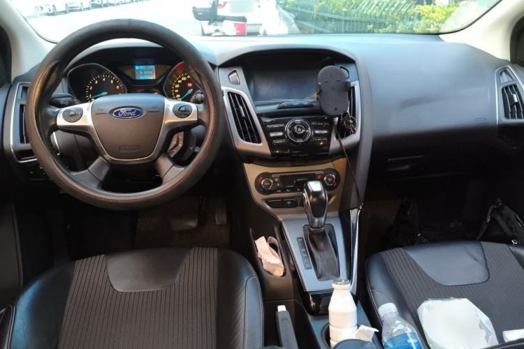 Used Ford Focus 2012 Hatchback 1.6L Automatic Fashion Edition Center Console