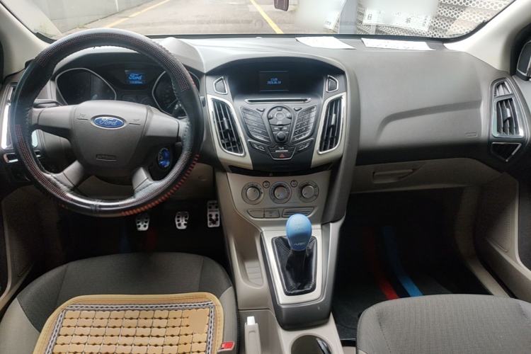 Used Ford Focus 2012 Sedan 1.6L Manual Comfort Model Center Console