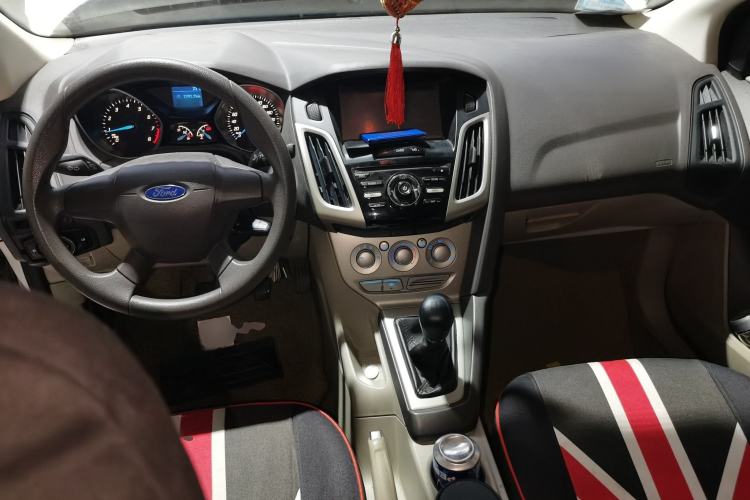Used Ford Focus 2012 Sedan 1.6L Manual Comfort Model Center Console