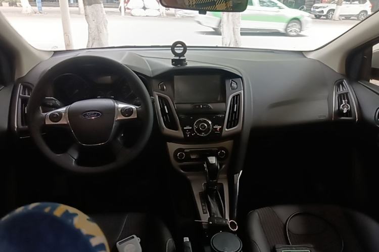 Used Ford Focus 2012 Hatchback 1.6L Automatic Fashion Edition Center Console