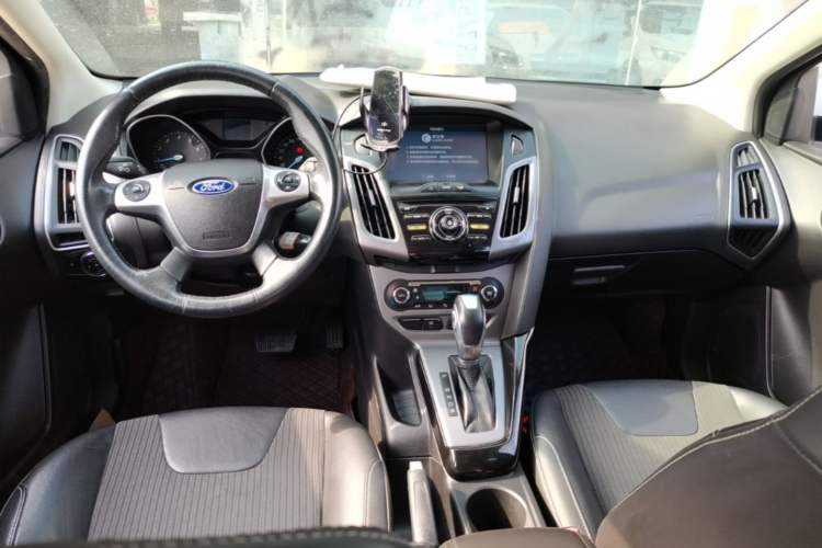 Used Ford Focus 2012 Sedan 1.6L Automatic Fashion Edition Center Console