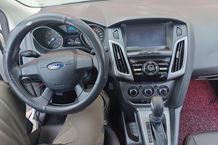 Used Ford Focus 2012 Hatchback 1.6L Automatic Comfort Model Center Console
