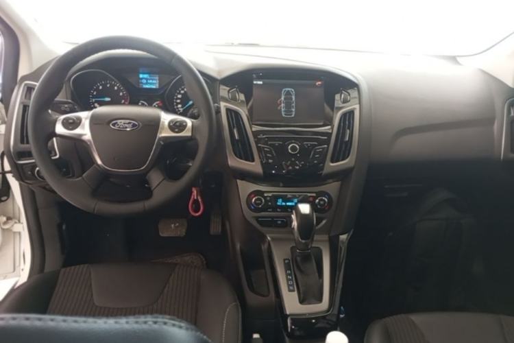 Used Ford Focus 2012 Hatchback 1.6L Automatic Fashion Edition Center Console