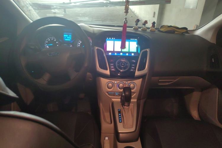 Used Ford Focus 2012 Sedan 1.6L Automatic Comfort Model Center Console