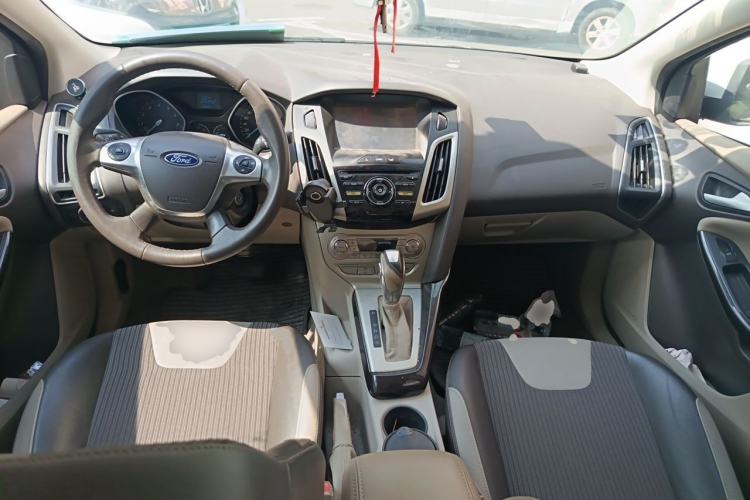 Used Ford Focus 2012 Sedan 1.6L Automatic Fashion Edition Center Console