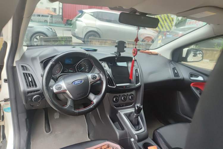 Used Ford Focus 2012 Hatchback 1.6L Manual Comfort Model Center Console