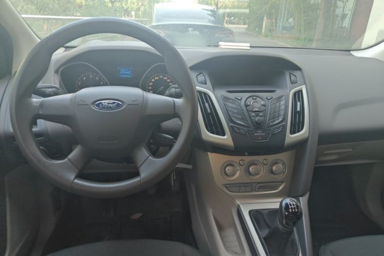 Used Ford Focus 2012 Sedan 1.6L Manual Comfort Model Center Console