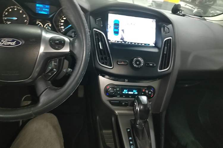 Used Ford Focus 2012 Sedan 1.6L Automatic Fashion Edition Center Console
