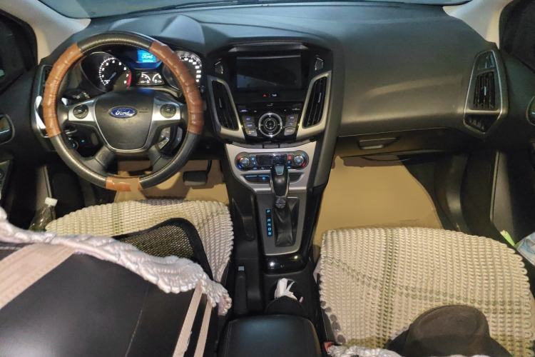 Used Ford Focus 2012 Hatchback 1.6L Automatic Fashion Edition Center Console