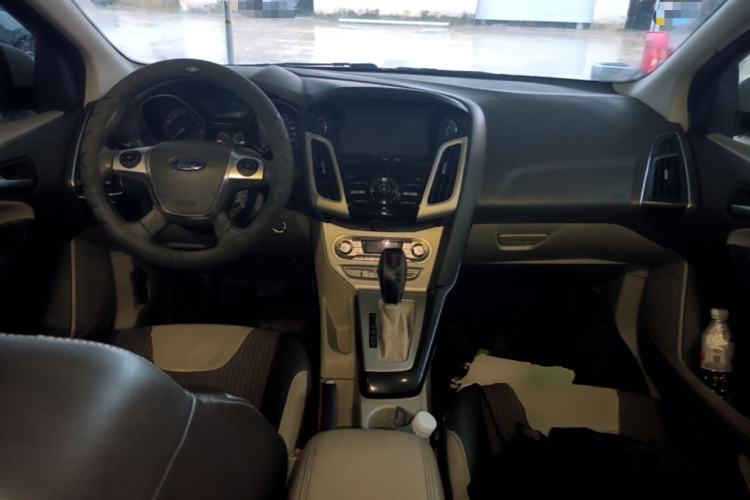 Used Ford Focus 2012 Sedan 1.6L Automatic Fashion Edition Center Console
