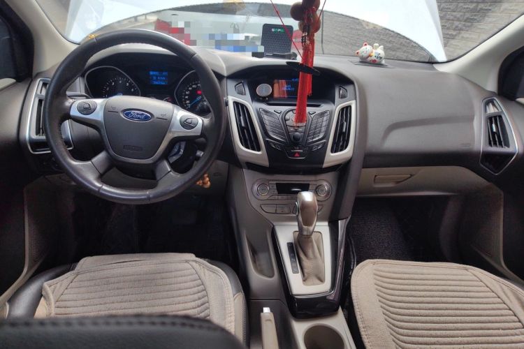 Used Ford Focus 2012 Hatchback 1.6L Automatic Fashion Edition Center Console