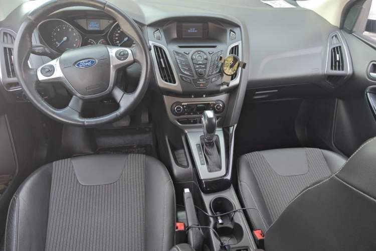 Used Ford Focus 2012 Hatchback 1.6L Automatic Fashion Edition Center Console