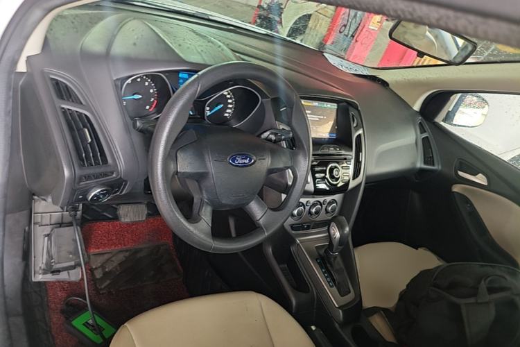 Used Ford Focus 2012 Hatchback 1.6L Automatic Comfort Model Center Console