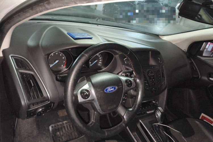 Used Ford Focus 2012 Sedan 1.6L Automatic Fashion Edition Center Console