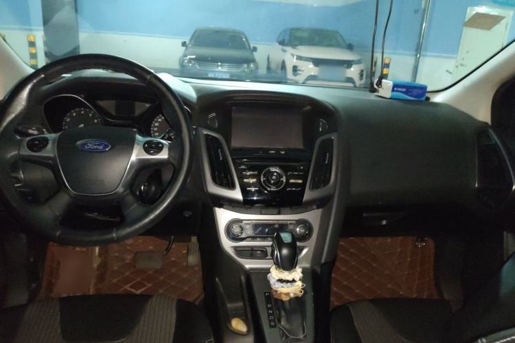 Used Ford Focus 2012 Sedan 1.6L Automatic Fashion Edition Center Console