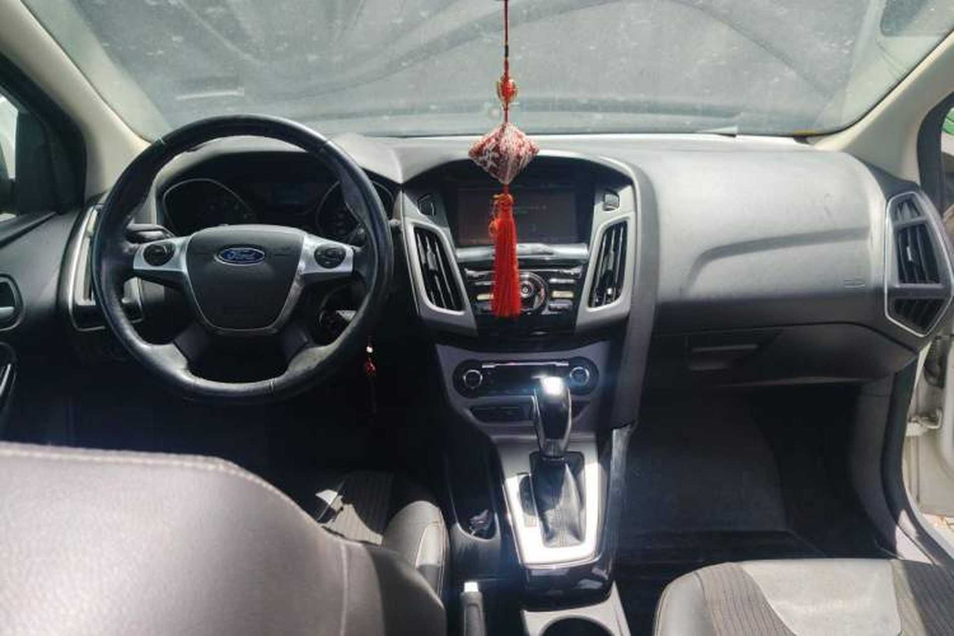 Used Ford Focus 2012 Hatchback 1.6L Automatic Fashion Edition Center Console
