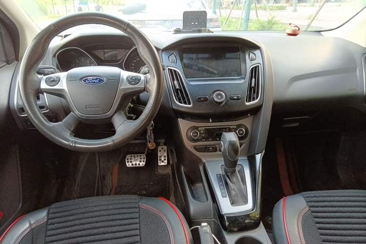 Used Ford Focus 2012 Hatchback 1.6L Automatic Fashion Edition Center Console