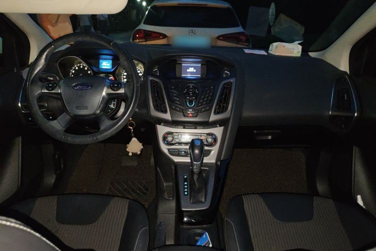 Used Ford Focus 2012 Hatchback 1.6L Automatic Fashion Edition Center Console