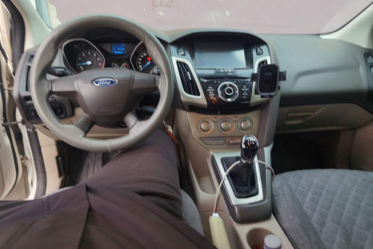 Used Ford Focus 2012 Sedan 1.6L Manual Comfort Model Center Console
