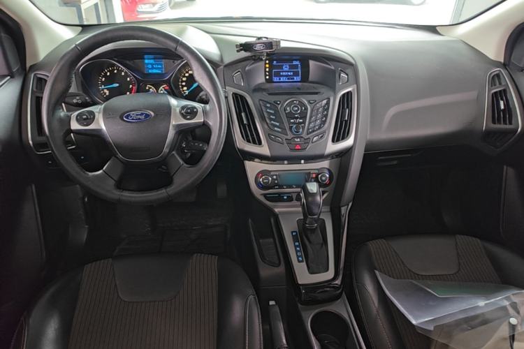 Used Ford Focus 2012 Hatchback 1.6L Automatic Fashion Edition Center Console