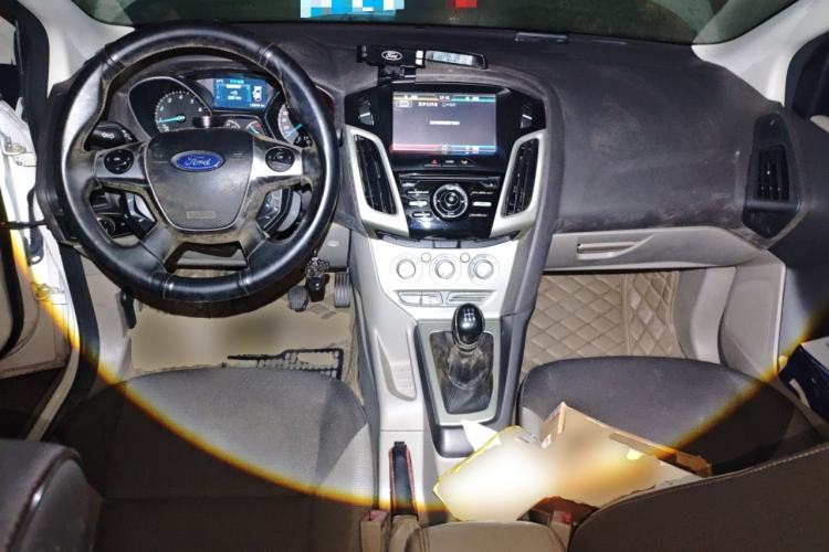 Used Ford Focus 2012 Sedan 1.6L Manual Comfort Model Center Console