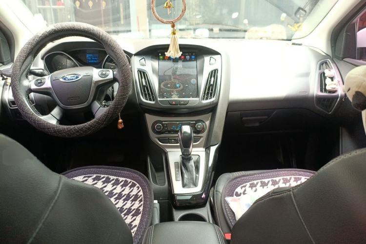 Used Ford Focus 2012 Sedan 1.6L Automatic Fashion Edition Center Console