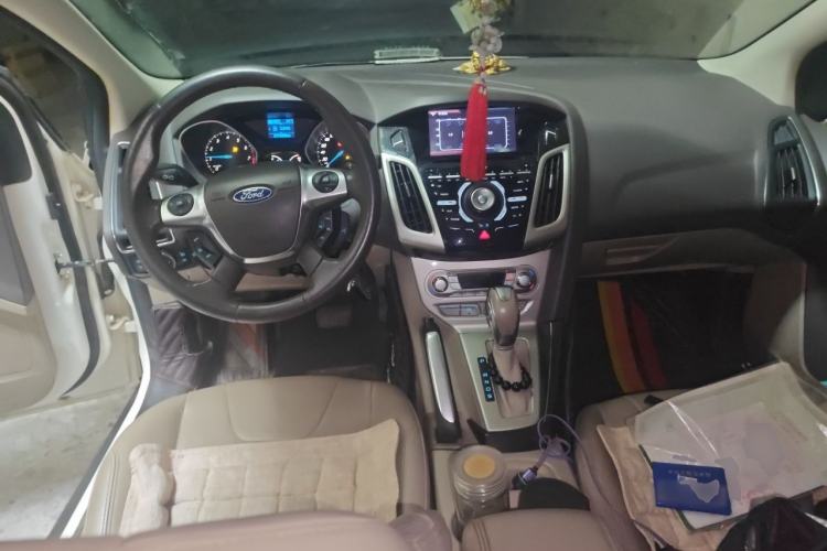 Used Ford Focus 2012 Sedan 1.6L Automatic Fashion Edition Center Console