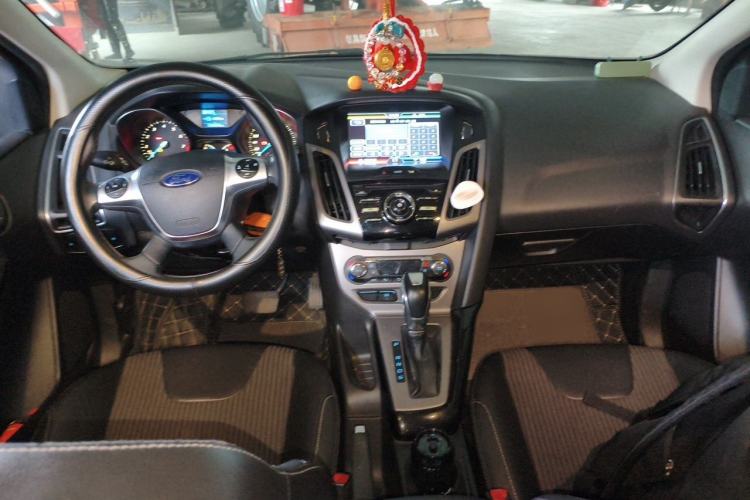 Used Ford Focus 2012 Hatchback 1.6L Automatic Fashion Edition Center Console