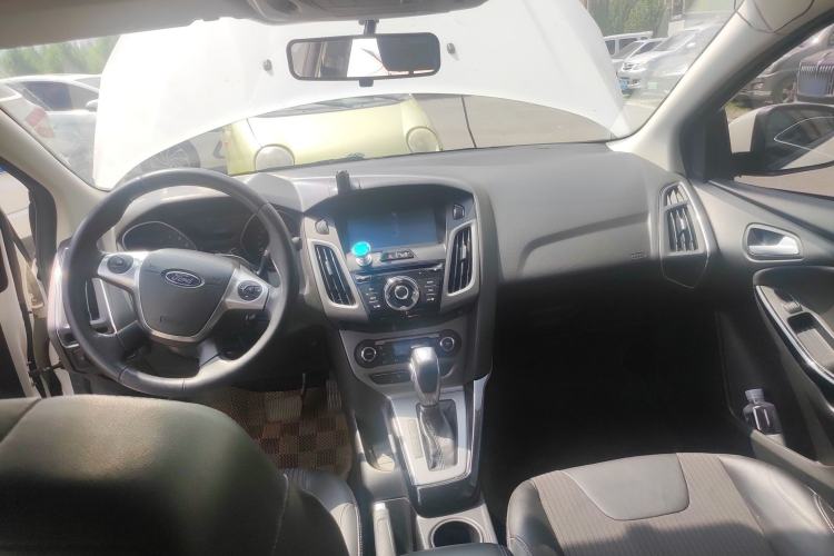 Used Ford Focus 2012 Sedan 1.6L Automatic Fashion Edition Center Console